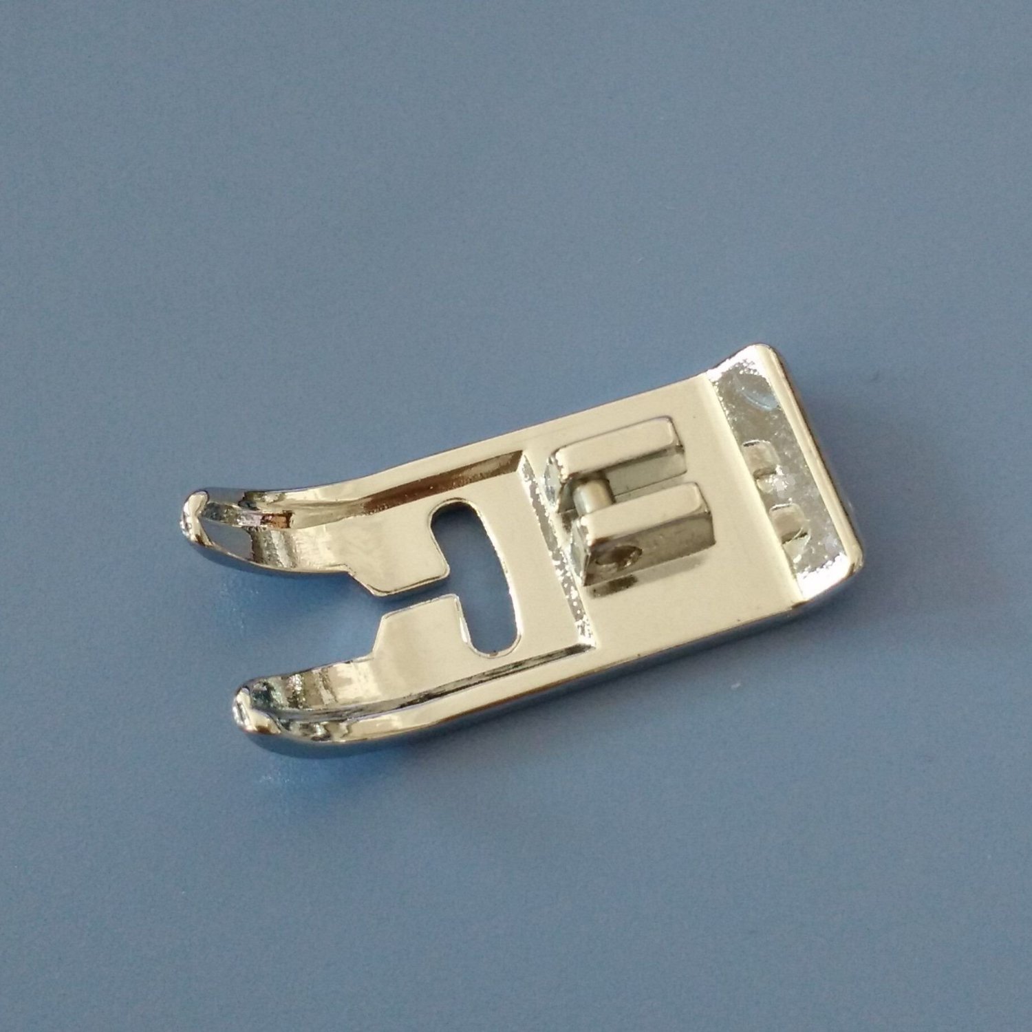 Amazon.com: HONEYSEW #409379 Slant Shank Needle Snap On Zig